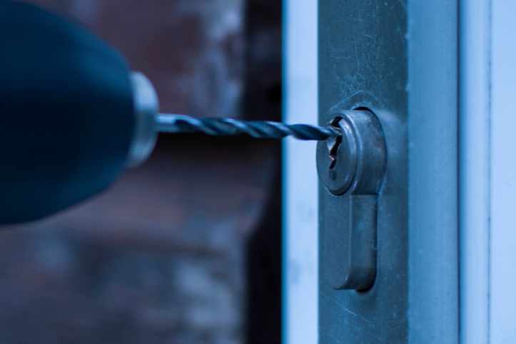 ciinderslot dat wordt uitgeboord